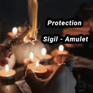 Op de afbeelding: Een hand houdt een brandend bosje kruiden boven een groep brandende kaarsen. De tekst "Protection Sigil - Amulet" staat boven de kaarsen.