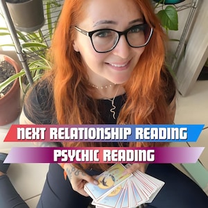 以下が含まれることがあります： 赤い髪の女性が眼鏡をかけ、タロットカードのデッキを持っています。バナーのテキストは「次の関係の読み取り 霊的読み取り」です。