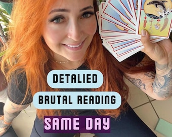 Può includere: Una donna con i capelli arancioni brillanti tiene un mazzo di carte dei tarocchi. Le carte sono disposte a ventaglio e mostrano illustrazioni colorate. Il testo "DETAILED BRUTAL READING SAME DAY" è sovrapposto all'immagine.