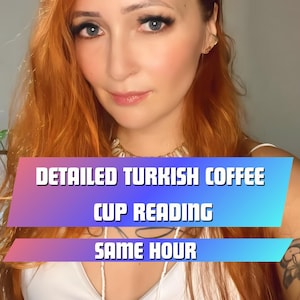 Könnte beinhalten: Eine Frau mit langen roten Haaren lächelt in die Kamera. Sie trägt ein weißes Hemd und eine Halskette. Der Text "DETAILED TURKISH COFFEE CUP READING SAME HOUR" wird auf einem bunten Banner angezeigt.