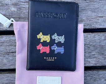 Funda para pasaporte Radley de piel con solapa grande para pasaporte, funda para pasaporte: Cuatro perros