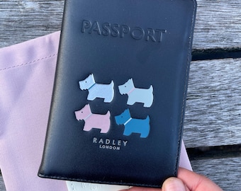 Funda para pasaporte Radley de piel con solapa grande para pasaporte, funda para pasaporte: Cuatro perros