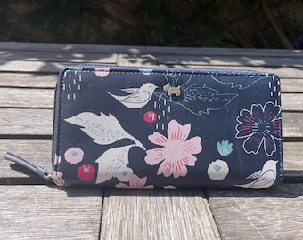 Cartera grande con cremallera de Radley, color azul marino, de tela encerada.