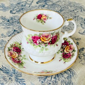 Antique Elizabethan Vintage TeaCup &Saucer Rose Bouquet Floral England Victorian Cottagecore English Garden Collectible|Tasse soucoupe 20cl