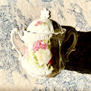 Limoges France, sugar bowl/Elegant Sugar Bowl, floral pattern, gold rim, vintage antique French porcelain, golden edge, volume of 53CL