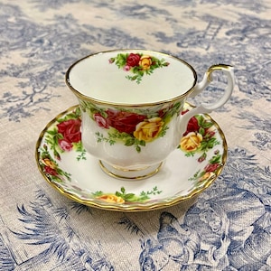 Royal Albert England Old Country Roses, Elegant English Teacup and Saucer, Vintage Antique Porcelain, Almost New
