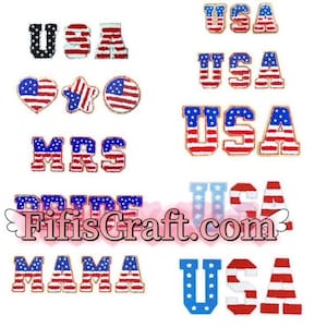 Op de afbeelding: Een set strijklabels met het woord "USA" in verschillende stijlen en maten. De labels zijn versierd met rode, witte en blauwe sterren en strepen, die doen denken aan de Amerikaanse vlag. De labels bevatten ook de woorden "MRS", "PRIDE" en "MAMA" in dezelfde stijl. De tekst "FifisCraft.com" is ook zichtbaar op de afbeelding.