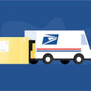 Pode incluir: Um camião branco dos Correios com uma faixa azul e vermelha e o logotipo dos Correios no lado. Uma caixa de cartão castanho está a ser carregada na parte de trás do camião.