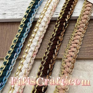 Könnte beinhalten: Vier Streifen aus dekorativer Borte mit einer geflochtenen Stoffmitte in Dunkelgrün, Weiß, Dunkelbraun und Beige, jeweils eingefasst von einer metallisch goldenen Kettenglieder-Borte. Der Text FifisCraft.com ist unten rosa eingeblendet.