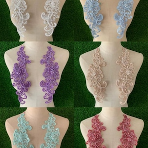 Puede incluir: Seis pares de aplicaciones de encaje con cuentas en varios colores, incluyendo blanco, azul claro, morado, beige, verde claro y rosa. Cada aplicación está hecha de encaje delicado con un diseño floral y presenta pequeñas cuentas brillantes.