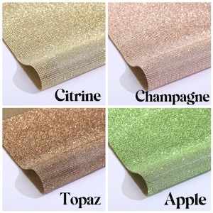 Może przedstawiać: Cztery pr&oacute;bki materiału z brokatem w kolorach Citrine, Champagne, Topaz i Apple. Każda pr&oacute;bka jest złożona, aby pokazać fakturę i blask materiału. Nazwy kolor&oacute;w są napisane poniżej.