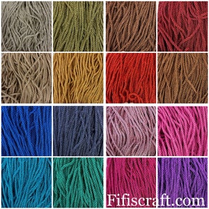Op de afbeelding: Een verzameling van 16 spoelen met gedraaide koord in verschillende kleuren, waaronder beige, groen, bruin, rood, goud, blauw, paars, roze, teal en turquoise.