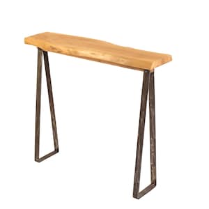 Op de afbeelding: Een sidetable met een natuurlijk lichtbruin houten blad met een boomstamrand en een gladde afwerking. De tafel wordt ondersteund door twee donkergrijze metalen poten, elk geconstrueerd in een driehoekige framevorm die naar de vloer toe taps toeloopt.
