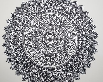 Mandala dibujado a mano en blanco y negro, tamaño A4. Arte mural monocromático.