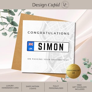 Peut inclure: Carte de félicitations personnalisée avec le nom "SIMON" sur une plaque d'immatriculation britannique. Le texte "CONGRATULATIONS" et "ON PASSING YOUR DRIVING TEST" est visible. La carte est sur une enveloppe marron avec un autocollant doré.