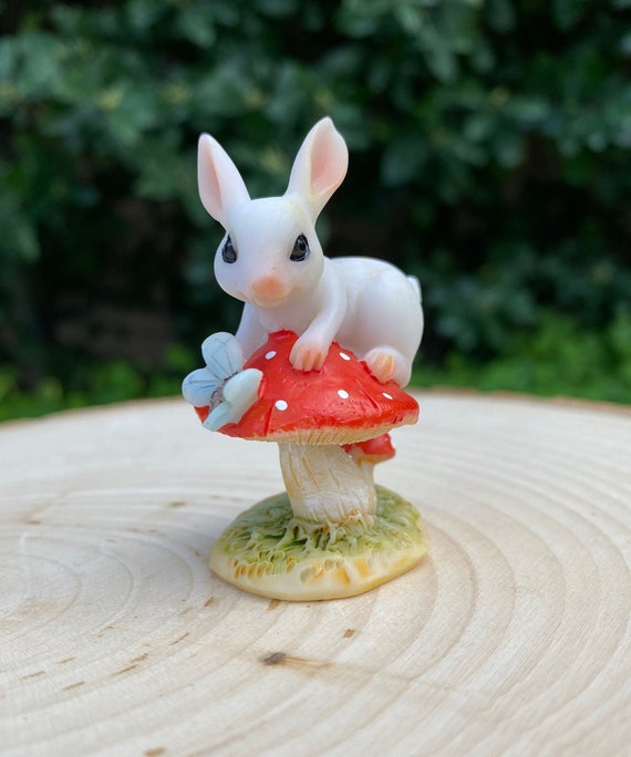 Lapin de jardin féerique blanc assis sur un champignon avec petit papillon, mini  lapin, lapin miniature, lapin de Pâques blanc, jardin enchanté -  France