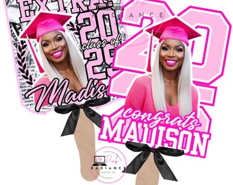 Peut inclure: Deux modèles d'éventails de graduation roses avec une photo d'une femme portant un chapeau de graduation. L'un dit "Extra! Extra! 2024 class of Madis", l'autre "Congrats Madison". Les deux ont des nœuds noirs.