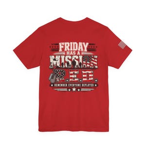T-shirt « Vendredi rouge : Souvenons-nous de tous les militaires déployés », T-shirt de soutien aux militaires, T-shirt patriotique pour les déploiements, Cadeau de remerciement aux familles de vétérans et aux militaires