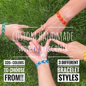 Può includere: Immagine di braccialetti tessuti a mano personalizzati in vari colori. L'immagine mostra quattro braccia con diversi braccialetti colorati: verde e blu, rosso e arancione, blu e bianco e giallo. Il testo sull'immagine recita "320+ colori tra cui scegliere!!" e "3 diversi stili di braccialetti."