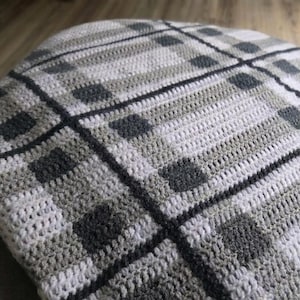 Modello moderno per coperta all'uncinetto a quadri / Coperta accogliente in stile rustico (download PDF)