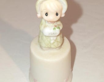 1986 Precious Moments Thimble -- "Wishing You A Cozy Christmas"