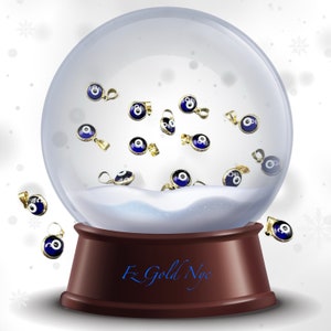 Puede incluir: Un globo de nieve con una base marr&oacute;n y una c&uacute;pula de vidrio transparente. Dentro del globo, hay muchos peque&ntilde;os amuletos de ojo turco azules y dorados. La base del globo de nieve tiene el texto "F2 Gold NYC" escrito en &eacute;l.