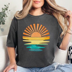 Camiseta retro con ondas de rayos de sol, colores cómodos, retro con sol, vintage con atardecer, playera con ambiente playero, rayos de sol, atardecer imagen 2