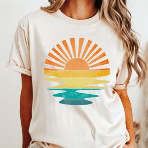 Camiseta retro con ondas de rayos de sol, colores cómodos, retro con sol, vintage con atardecer, playera con ambiente playero, rayos de sol, atardecer imagen 1