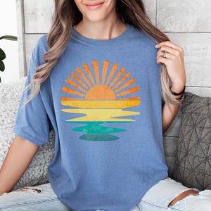 Camiseta retro con ondas de rayos de sol, colores cómodos, retro con sol, vintage con atardecer, playera con ambiente playero, rayos de sol, atardecer imagen 4
