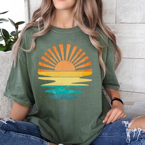 Camiseta retro con ondas de rayos de sol, colores cómodos, retro con sol, vintage con atardecer, playera con ambiente playero, rayos de sol, atardecer imagen 3