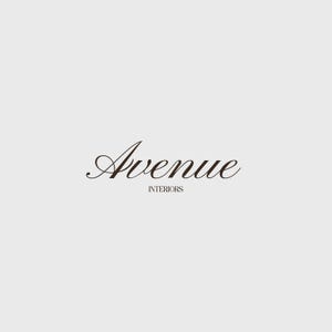 Può includere: Un logo che presenta la parola Avenue in un elegante carattere corsivo marrone scuro, posizionato sopra la parola INTERIORS, scritta in un carattere sans-serif più piccolo, in maiuscolo e di colore marrone scuro su uno sfondo grigio chiaro.