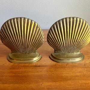 Vintage solid brass seashell bookends, vintage brass home decor, Hollywood Regency, Fishermancore, gift for her, brass shell bookends