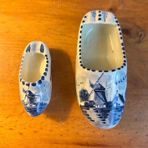 Set of two miniature vintage Delft ceramic shoes, Holland windmills, Handpainted, Dutch shoes, gift for her, blue and white, Delft trinket