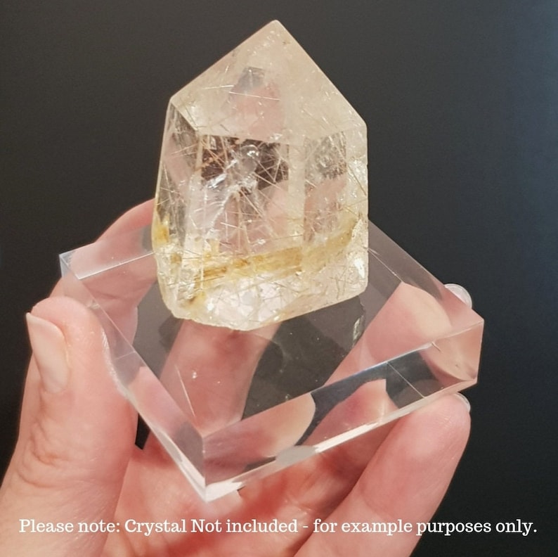 Puede incluir: Soporte de exhibici&oacute;n de acr&iacute;lico transparente para cristales. El soporte es cuadrado y tiene un borde biselado. Tiene un di&aacute;metro de aproximadamente 7,5 cm. Tenga en cuenta: Cristal no incluido - solo para fines de ejemplo.