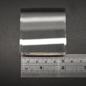 Puede incluir: Un tubo de pl&aacute;stico transparente que mide 5 cm de largo.