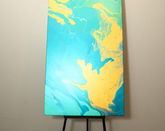 Pintura abstracta en acrílico color verde azulado y dorado, lienzo horizontal de gran formato, pieza de armonía moderna.