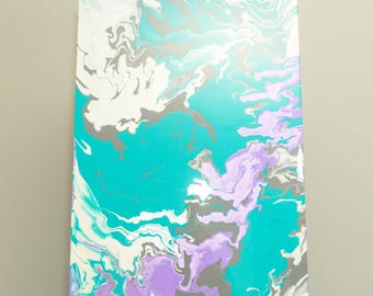 Pintura abstracta acrílica fluida en tonos verde azulado, morado y gris, sobre lienzo.