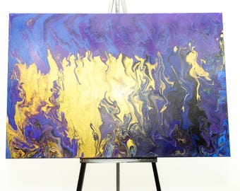 Pintura abstracta acrílica fluida, arte mural sobre lienzo azul y dorado, pieza moderna que marca tendencia.