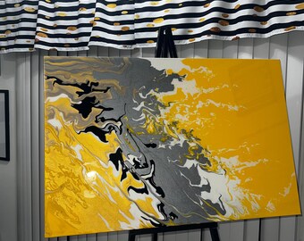 Arte fluido pintado a mano sobre lienzo, pintura abstracta vertida en amarillo y gris, 24 x 36