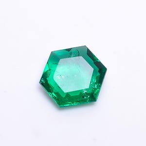 Lab Grown Emerald Gemstone: Hexagon Cut, 29 Ct (25X25X10 MM)
