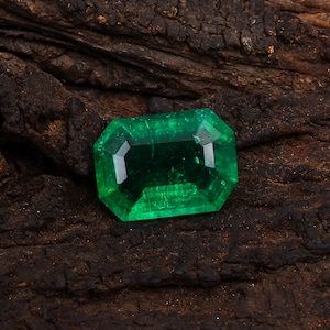 Lab Created Emerald Gemstone: Radiant Cut Green Stone (21X15X9 mm)