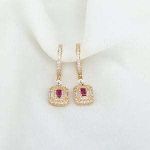 ゴールドメッキCZ長方形デザイン、レッドルビー＆バゲットダイヤモンドイヤリング、フープダングルイヤリング、ブライダルファンシーイヤリング、アメリカンダイヤモンド