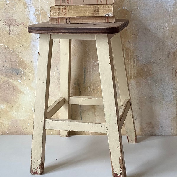 Ancien tabouret d’atelier en bois jaune