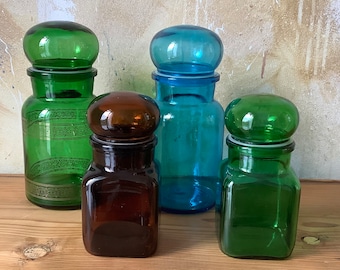 Lot de 4 pots ou bocaux publicitaires en verre marqué Dash et Ariel.