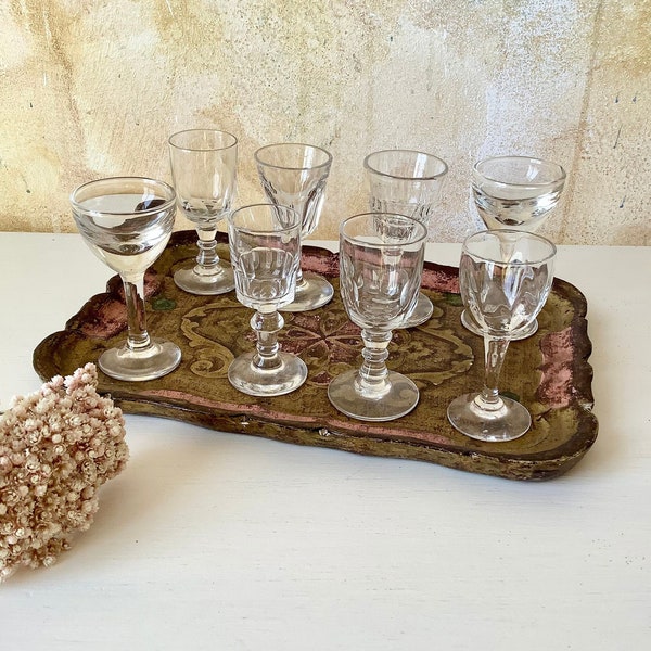 Lot de 8 verres à liqueur dépareillés sur un petit plateau de style florentin