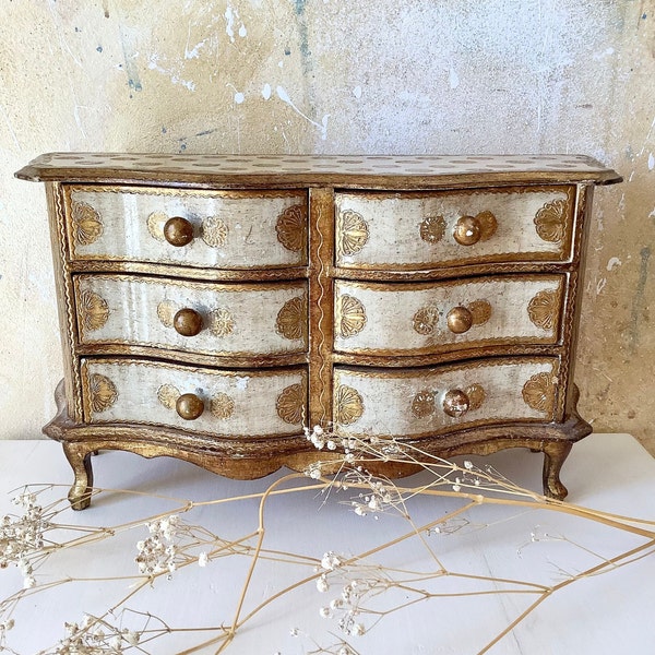 Commode, coffre à bijoux de style florentin en bois à 6 tiroirs.