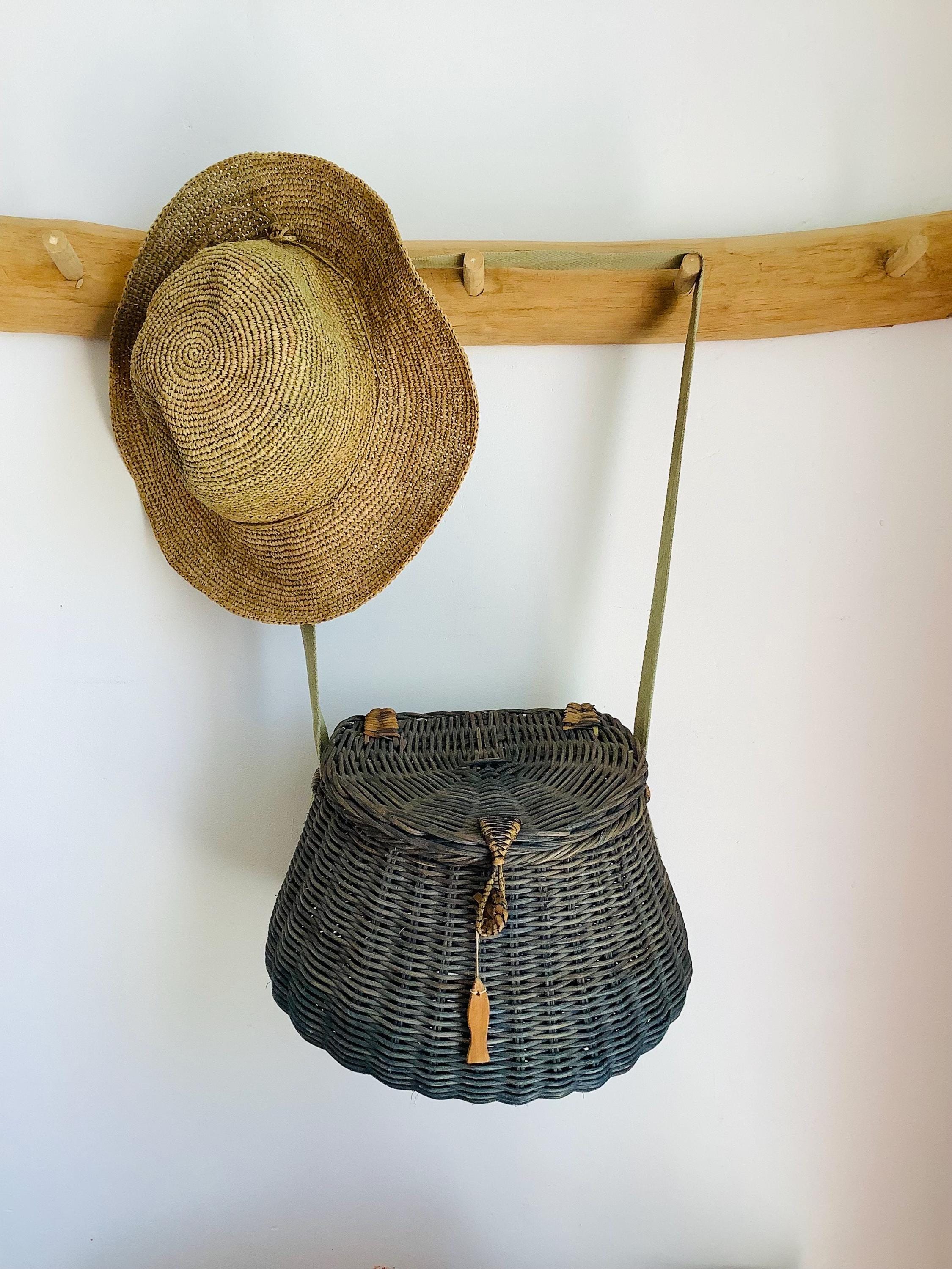 Photo de stock Panier de crevette de pêche vintage 2430756217