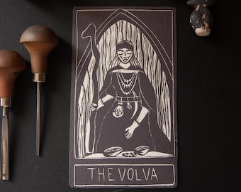 The Volva | Cartão de oráculo de bruxas nórdicas, arte em linóleo feita à mão, presentes ecológicos.