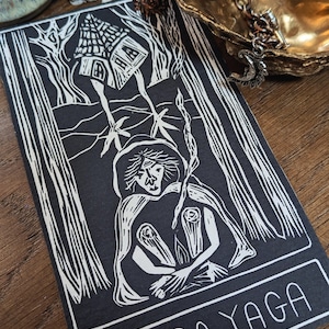 Baba Yaga Altar Karte | Göttin Orakel Karte | Handgefertigte Linolschnitt-Kunst, umweltfreundliches Geschenk.