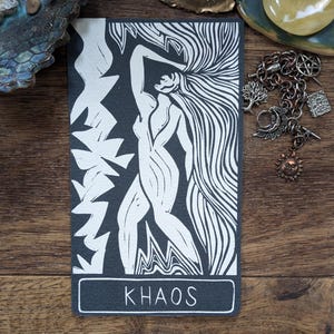 Griechische Göttin Khaos, Orakelkarte der Göttin Gurone, Griechische Mythologie, Handgefertigte Linolschnittkunst, umweltfreundliches Geschenk.